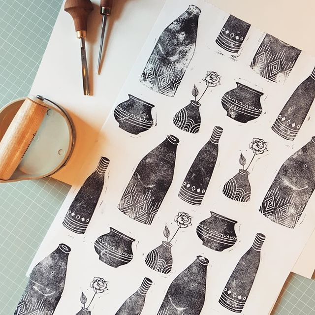 Linoprint patter of vases